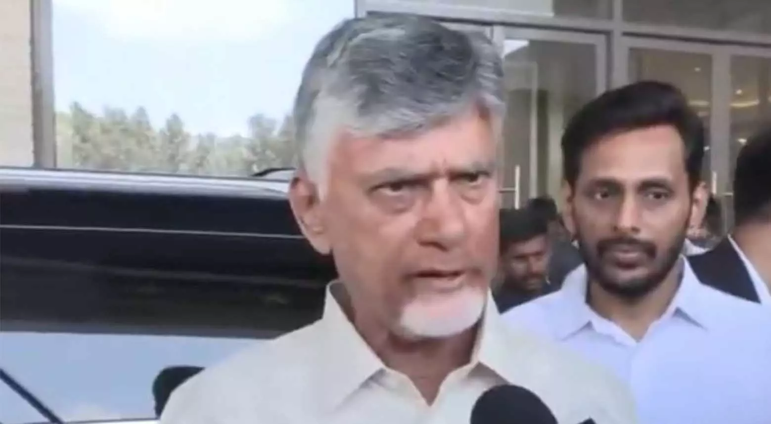 Andhra CM ने ईंधन की कमी की स्थिति की समीक्षा की, घबराहट में खरीदारी के चलते 421 पेट्रोल पंप बंद Andhra CM ने ईंधन की कमी की स्थिति की समीक्षा की, घबराहट में खरीदारी के चलते 421 पेट्रोल पंप बंद