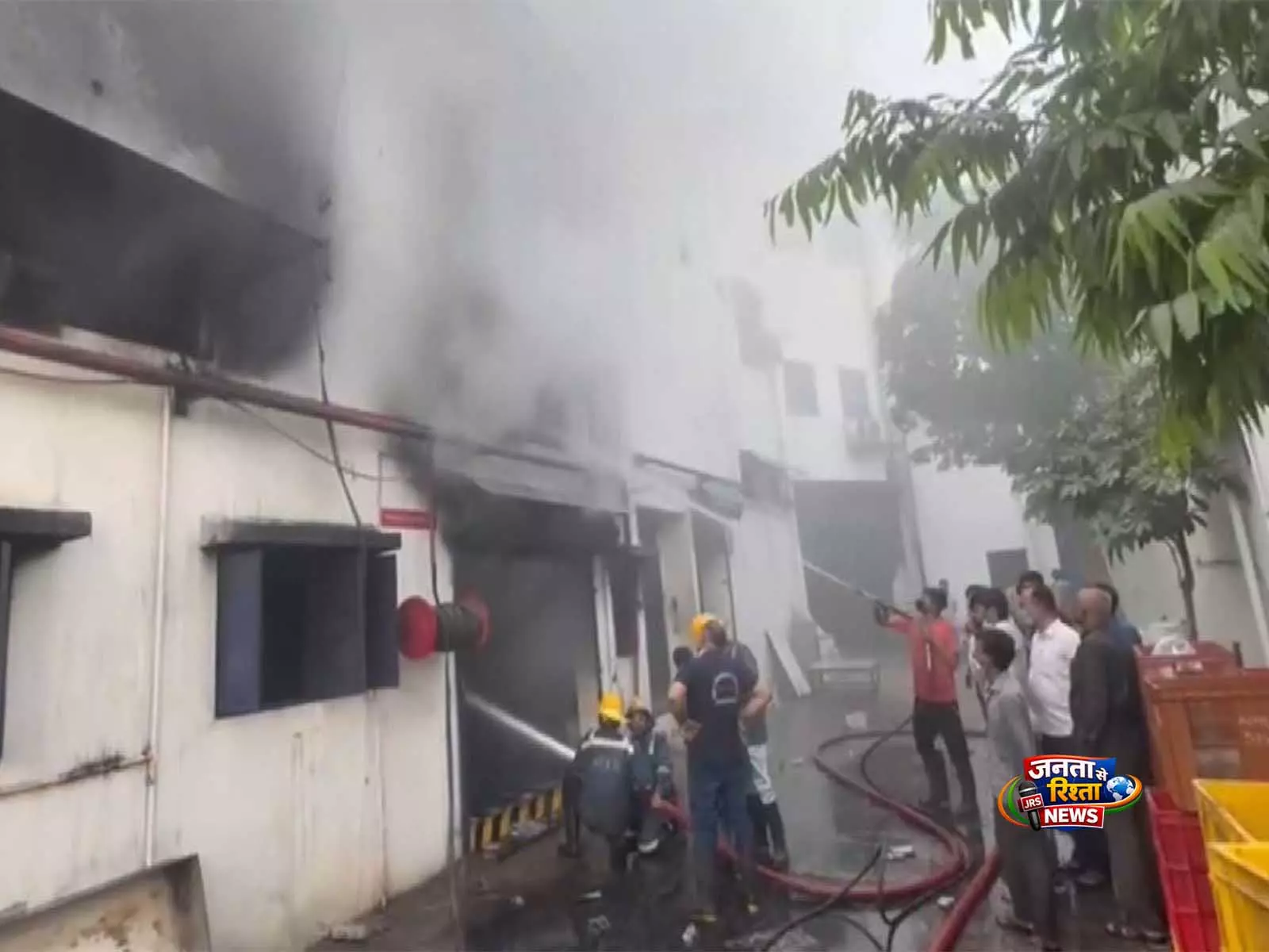 Gujarat: अहमदाबाद के बापुनगर में प्लास्टिक पेलेट फैक्ट्री में लगी आग Gujarat: अहमदाबाद के बापुनगर में प्लास्टिक पेलेट फैक्ट्री में लगी आग