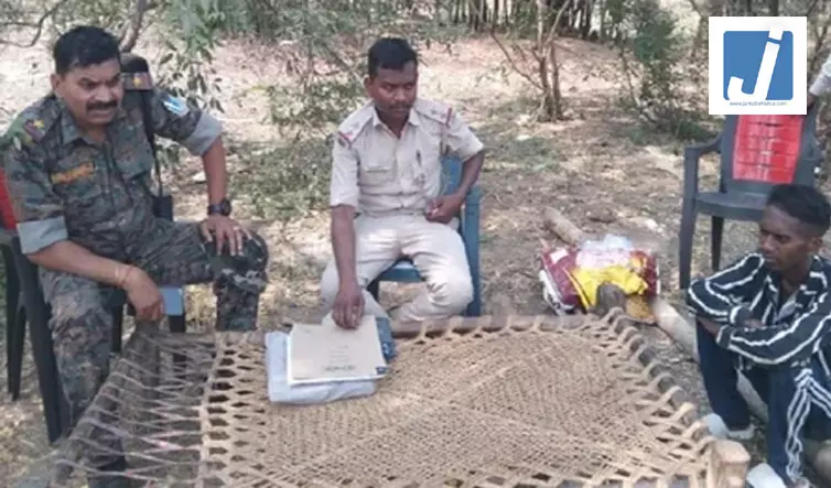पत्नी ने मायके जाने की जिद की तो गुस्साए पति ने कुल्हाड़ी से काट डाला, आरोपी रात भर शव के बगल में ही सोता रहा पत्नी ने मायके जाने की जिद की तो गुस्साए पति ने कुल्हाड़ी से काट डाला, आरोपी रात भर शव के बगल में ही सोता रहा