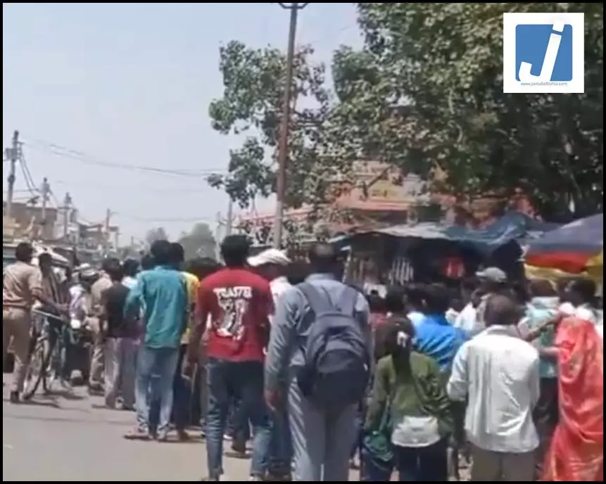 कंटेनर ट्रक भीड़ में जा घुसा, महिला की मौत, 11 घायल कंटेनर ट्रक भीड़ में जा घुसा, महिला की मौत, 11 घायल