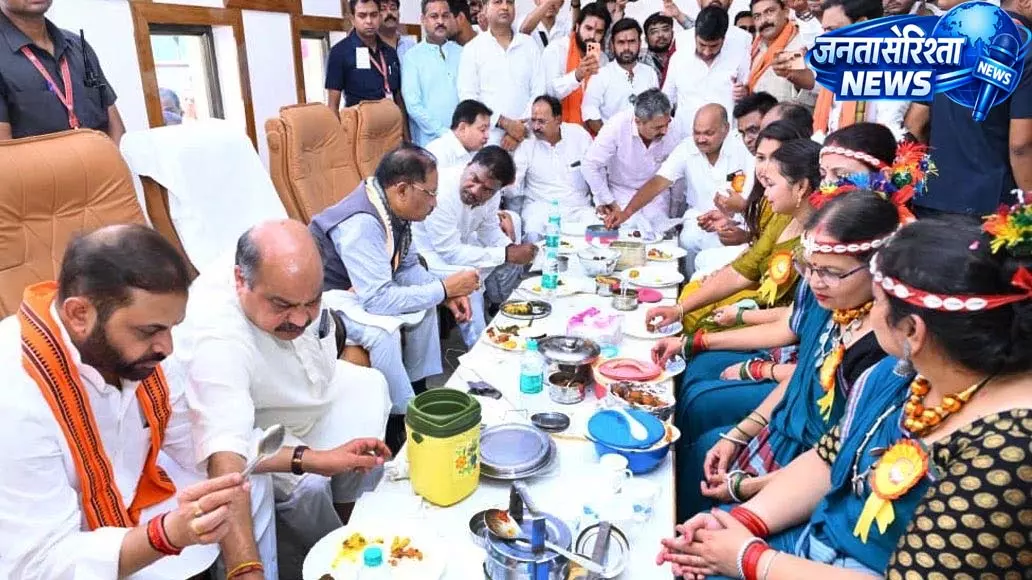 CM साय ने कार्यकर्ताओं के साथ टिफिन मीटिंग में साझा किया भोजन CM साय ने कार्यकर्ताओं के साथ टिफिन मीटिंग में साझा किया भोजन