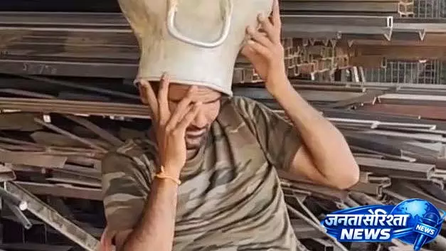 Alwar: गर्मी से बचने के चक्कर में सिर पर दूध का डिब्बा फंसने से युवक को बचाया गया Alwar: गर्मी से बचने के चक्कर में सिर पर दूध का डिब्बा फंसने से युवक को बचाया गया