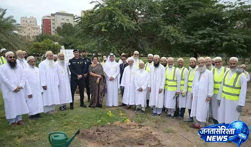 Kuwait में भारतीय दूतावास ने दाऊदी बोहरा समुदाय के साथ मिलकर पेड़ लगाए Kuwait में भारतीय दूतावास ने दाऊदी बोहरा समुदाय के साथ मिलकर पेड़ लगाए