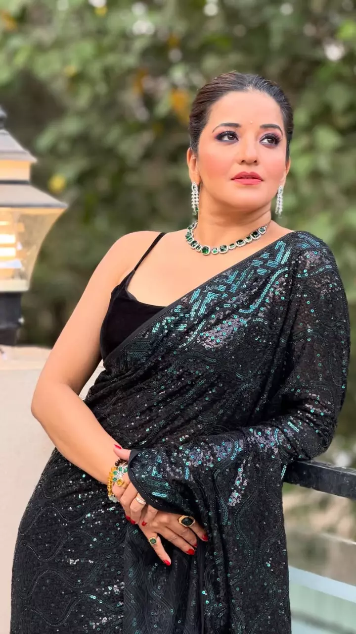 साड़ी में खूबसूरत लगी मोनालिसा