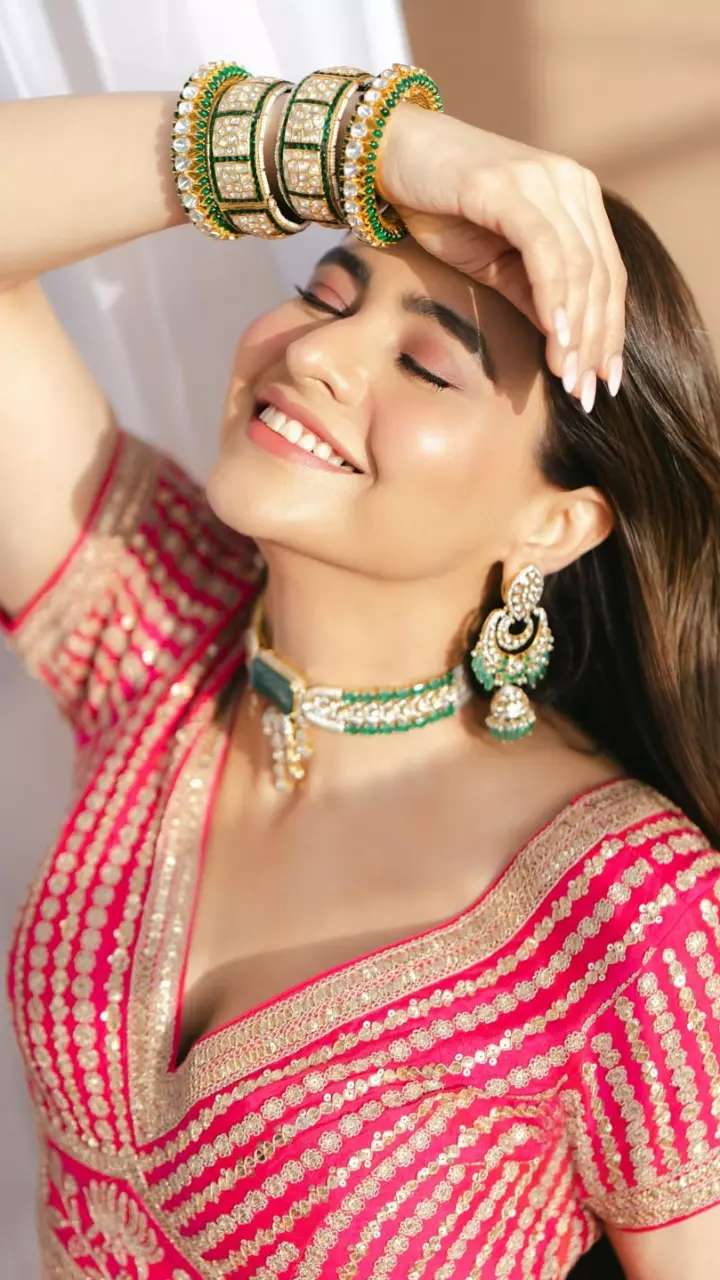 आकर्षित लुक में नजर आई आमना शरीफ