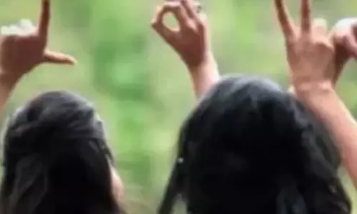 समलैंगिक प्रेम : दोनों लड़कियों को अलग करने में परिजन और पुलिस की कोशिशें फेल, करने जा रही शादी समलैंगिक प्रेम : दोनों लड़कियों को अलग करने में परिजन और पुलिस की कोशिशें फेल, करने जा रही शादी
