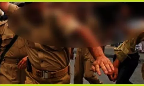 महिला डांसर पर टूट पड़े नशेबाज, पुलिस ने कार्यक्रम में भांजी लाठियां महिला डांसर पर टूट पड़े नशेबाज, पुलिस ने कार्यक्रम में भांजी लाठियां