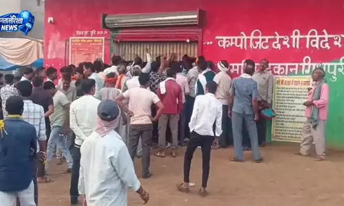 शराब के लिए मारामारी, गर्मी झेलकर लाइन में लग रहे पियकड़े