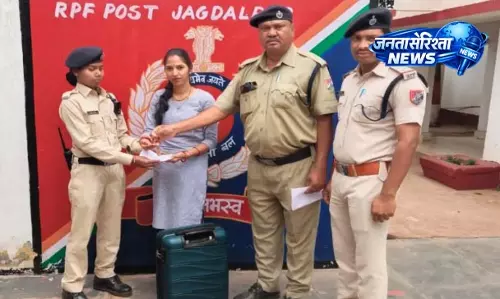 महिला यात्री ने RPF की तारीफ की, गुमा सामान सुरक्षित मिला महिला यात्री ने RPF की तारीफ की, गुमा सामान सुरक्षित मिला