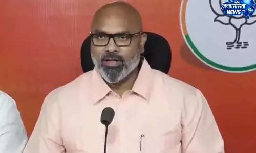 Surya के बंटवारे वाले बयान पर अरविंद के पार्टी लाइन से अलग होने से तेलंगाना बीजेपी में उथल-पुथल Surya के बंटवारे वाले बयान पर अरविंद के पार्टी लाइन से अलग होने से तेलंगाना बीजेपी में उथल-पुथल