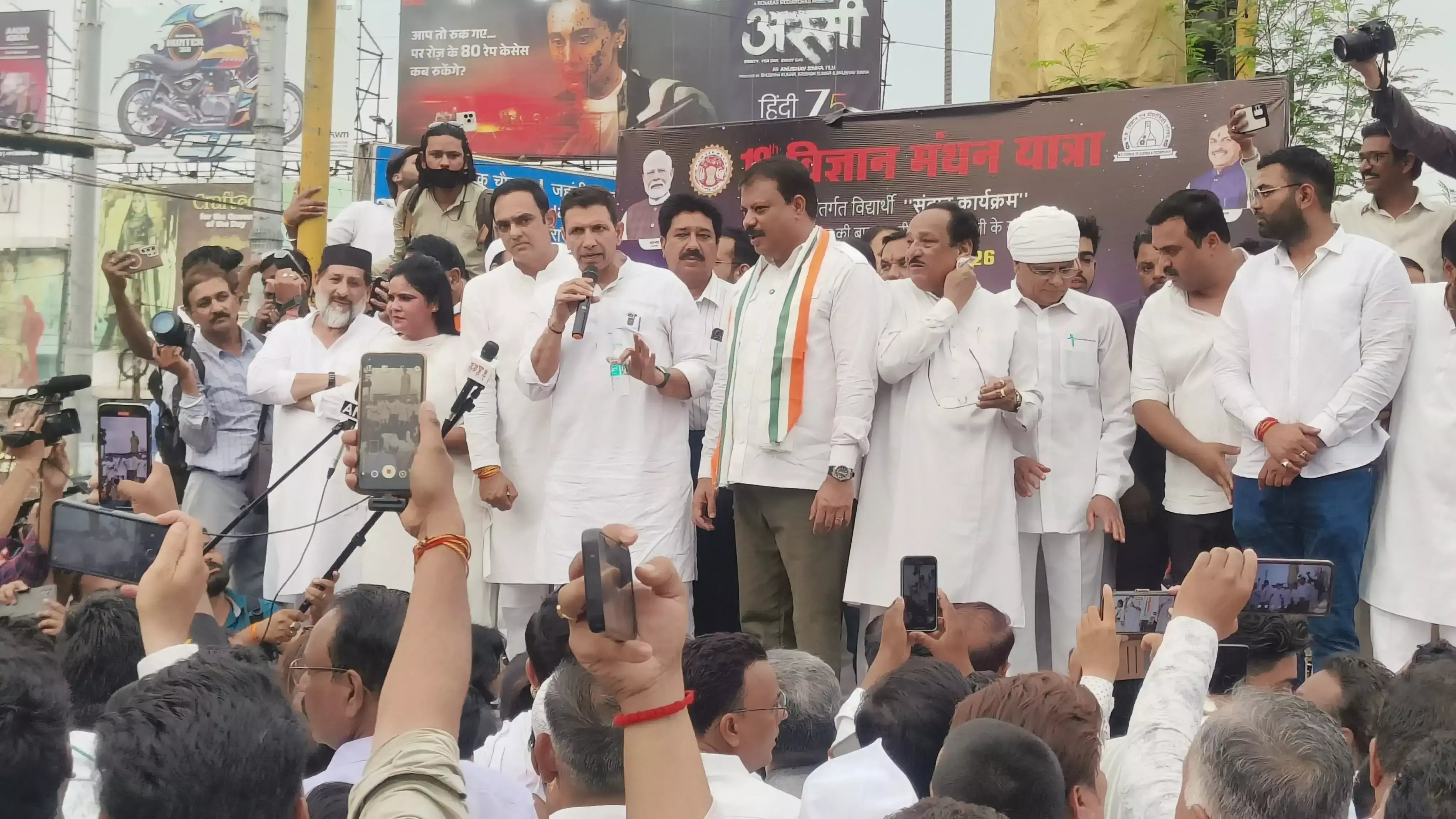 Bhopal: पैदल मार्च में कांग्रेस ने उठाई महिला अधिकारों की आवाज Bhopal: पैदल मार्च में कांग्रेस ने उठाई महिला अधिकारों की आवाज
