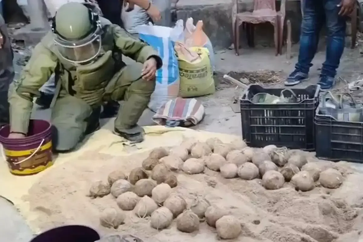 South 24 Parganas: 100 बम की बरामदगी से मचा हड़कंप