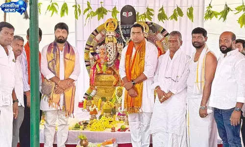 Telangana: चमाला किरण रेड्डी ने मंदिर की आधारशिला रखी Telangana: चमाला किरण रेड्डी ने मंदिर की आधारशिला रखी
