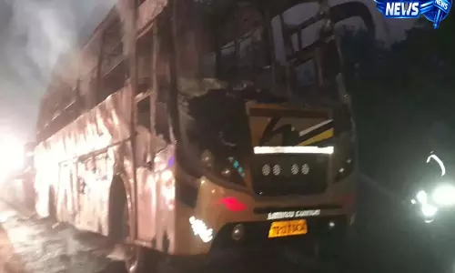Medak: हैदराबाद जा रही बस में आग लगी, यात्रियों में मची अफरा-तफरी Medak: हैदराबाद जा रही बस में आग लगी, यात्रियों में मची अफरा-तफरी