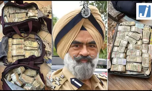भ्रष्टाचार के घेरे में सस्पेंड DIG के 11 ठिकानों पर ED की छापेमारी, मनी लॉन्ड्रिंग की जांच तेज भ्रष्टाचार के घेरे में सस्पेंड DIG के 11 ठिकानों पर ED की छापेमारी, मनी लॉन्ड्रिंग की जांच तेज
