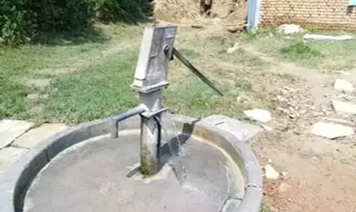 भीषण गर्मी में ग्रामीणों को मिली बड़ी राहत, कई गाँवों में खराब हैंडपंप हुए दुरुस्त भीषण गर्मी में ग्रामीणों को मिली बड़ी राहत, कई गाँवों में खराब हैंडपंप हुए दुरुस्त