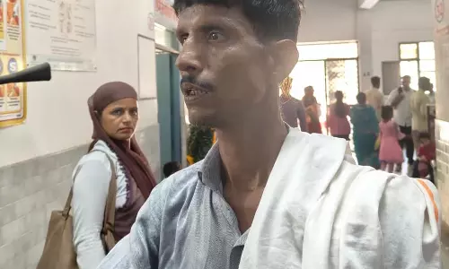 Farrukhabad: इलाज बिना लौटाया गया पीड़ित, अस्पताल पर सवाल Farrukhabad: इलाज बिना लौटाया गया पीड़ित, अस्पताल पर सवाल