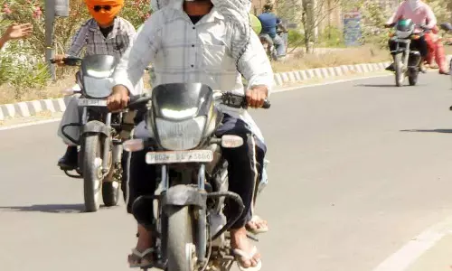 Amritsar में बढ़ी गर्मी, पर्यटकों की संख्या पर असर Amritsar में बढ़ी गर्मी, पर्यटकों की संख्या पर असर