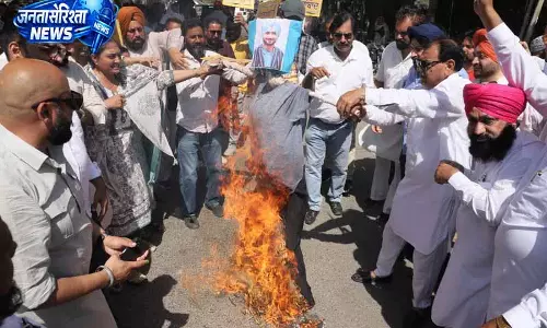AAP ने हरभजन सिंह के घर के बाहर प्रदर्शन जारी रखा, विरोध बढ़ा AAP ने हरभजन सिंह के घर के बाहर प्रदर्शन जारी रखा, विरोध बढ़ा