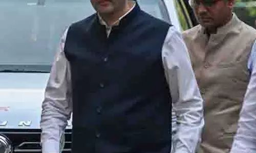 मुंबई में राघव चड्ढा के घर के बाहर आप कार्यकर्ताओं का प्रदर्शन, 8 नेताओं पर एफआईआर दर्ज