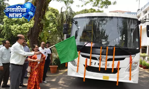 राज्यपाल डेका ने खैरागढ़ विश्वविद्यालय की नई बस को दिखाई हरी झंडी राज्यपाल डेका ने खैरागढ़ विश्वविद्यालय की नई बस को दिखाई हरी झंडी