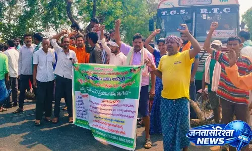 मक्का खरीद में देरी से Mahabubabad में किसानों का विरोध प्रदर्शन मक्का खरीद में देरी से Mahabubabad में किसानों का विरोध प्रदर्शन