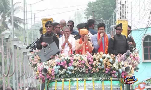 योगी आदित्यनाथ ने पश्चिम बंगाल के कल्याणी में BJP उम्मीदवार अनुपम बिस्वास के समर्थन में किया रोड शो