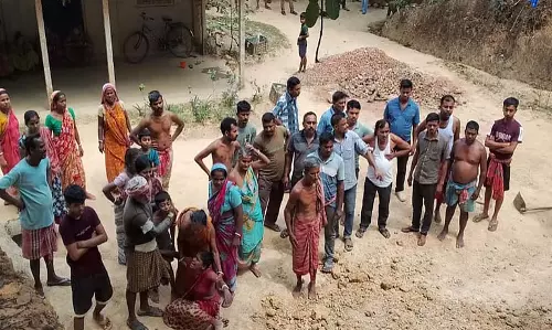 Tripura में घर में खुदाई करते समय मिट्टी ढहने से मजदूर की मौत Tripura में घर में खुदाई करते समय मिट्टी ढहने से मजदूर की मौत
