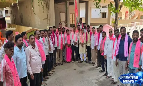 कोडाडा में BRS नेताओं ने स्थापना दिवस मनाया, KCR की तारीफ़ की, सरकार की आलोचना की कोडाडा में BRS नेताओं ने स्थापना दिवस मनाया, KCR की तारीफ़ की, सरकार की आलोचना की