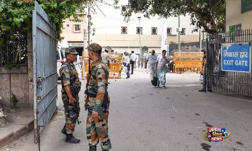 CBI जॉइंट डायरेक्टर रेड केस: कोर्ट ने समझौते की संभावना पर सवाल उठाया, शिकायतकर्ता ने दिए सुझाव CBI जॉइंट डायरेक्टर रेड केस: कोर्ट ने समझौते की संभावना पर सवाल उठाया, शिकायतकर्ता ने दिए सुझाव
