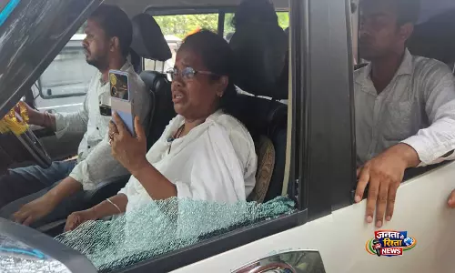 पश्चिम बंगाल चुनाव: आरामबाग में TMC MP मिताली बाग के काफिले पर कथित तौर पर हमला पश्चिम बंगाल चुनाव: आरामबाग में TMC MP मिताली बाग के काफिले पर कथित तौर पर हमला