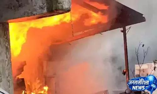 Hyderabad के अंबरपेट में महिंद्रा सर्विस सेंटर में भीषण आग लग गई; लोगों को निकाला गया Hyderabad के अंबरपेट में महिंद्रा सर्विस सेंटर में भीषण आग लग गई; लोगों को निकाला गया