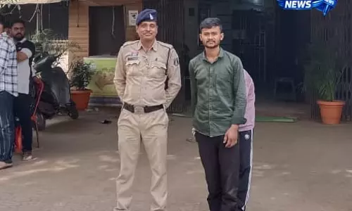 शराब दुकान का दीवाल तोड़कर दारू और नकद चुराया, चोर गिरफ्तार
