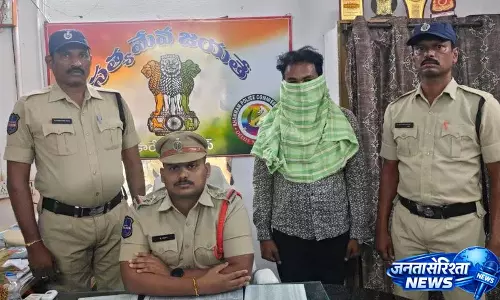 Karepalli में कई रातों में चोरी करने वाला चोर गिरफ्तार; सोना और चांदी जब्त Karepalli में कई रातों में चोरी करने वाला चोर गिरफ्तार; सोना और चांदी जब्त