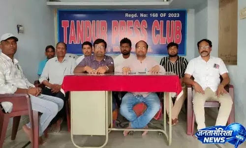 Tandur Dealers ने किसानों के मुद्दों को लेकर विरोध प्रदर्शन किया Tandur Dealers ने किसानों के मुद्दों को लेकर विरोध प्रदर्शन किया