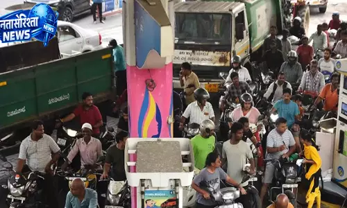 Tirupati में फ्यूल संकट, कई पेट्रोल पंपों पर सप्लाई बाधित Tirupati में फ्यूल संकट, कई पेट्रोल पंपों पर सप्लाई बाधित