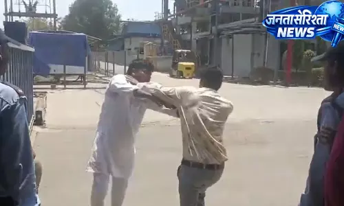 गुजरात MLA चैतर वसावा ने आग लगने से घायल के रिश्तेदार को थप्पड़ मारा; वीडियो से गुस्सा गुजरात MLA चैतर वसावा ने आग लगने से घायल के रिश्तेदार को थप्पड़ मारा; वीडियो से गुस्सा