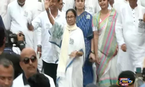 Kolkata: ममता ने भवानीपुर की सड़कों से पदयात्रा का किया नेतृत्व Kolkata: ममता ने भवानीपुर की सड़कों से पदयात्रा का किया नेतृत्व