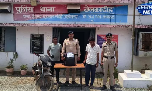 ठेलकाडीह पुलिस की बड़ी कार्रवाई, अवैध शराब परिवहन करते आरोपी गिरफ्तार ठेलकाडीह पुलिस की बड़ी कार्रवाई, अवैध शराब परिवहन करते आरोपी गिरफ्तार