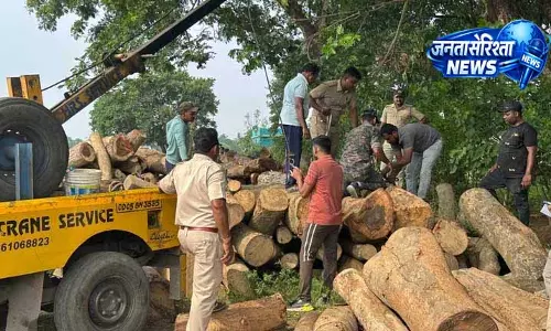 Cuttack में पुलिस ने 11 लाख रुपये की मशीनरी और लकड़ी जब्त की Cuttack में पुलिस ने 11 लाख रुपये की मशीनरी और लकड़ी जब्त की