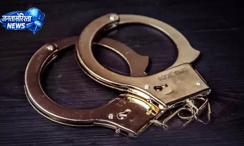 Karimnagar में चोर गिरफ्तार, 5 लाख नकद और सोने के गहने बरामद Karimnagar में चोर गिरफ्तार, 5 लाख नकद और सोने के गहने बरामद
