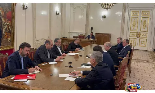 सेंट पीटर्सबर्ग में Putin-अराघची मुलाकात: रूस ने ईरान के हितों और पश्चिम एशिया शांति का समर्थन दोहराया सेंट पीटर्सबर्ग में Putin-अराघची मुलाकात: रूस ने ईरान के हितों और पश्चिम एशिया शांति का समर्थन दोहराया