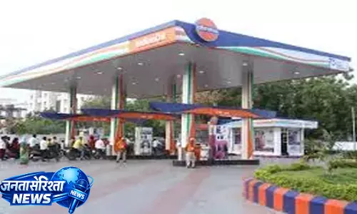 Andhra Pradesh में फ्यूल सप्लाई पर संकट, तेल कंपनियों पर सप्लाई कम करने का आरोप Andhra Pradesh में फ्यूल सप्लाई पर संकट, तेल कंपनियों पर सप्लाई कम करने का आरोप