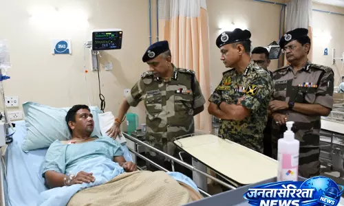 CISF जवान की बहादुरी पर अधिकारियों का गर्व, अस्पताल पहुंचकर जाना हाल CISF जवान की बहादुरी पर अधिकारियों का गर्व, अस्पताल पहुंचकर जाना हाल