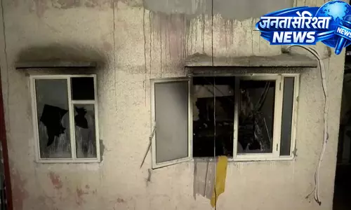 इमारत की तीसरी मंजिल पर लगी आग, राहत-बचाव कार्य जारी