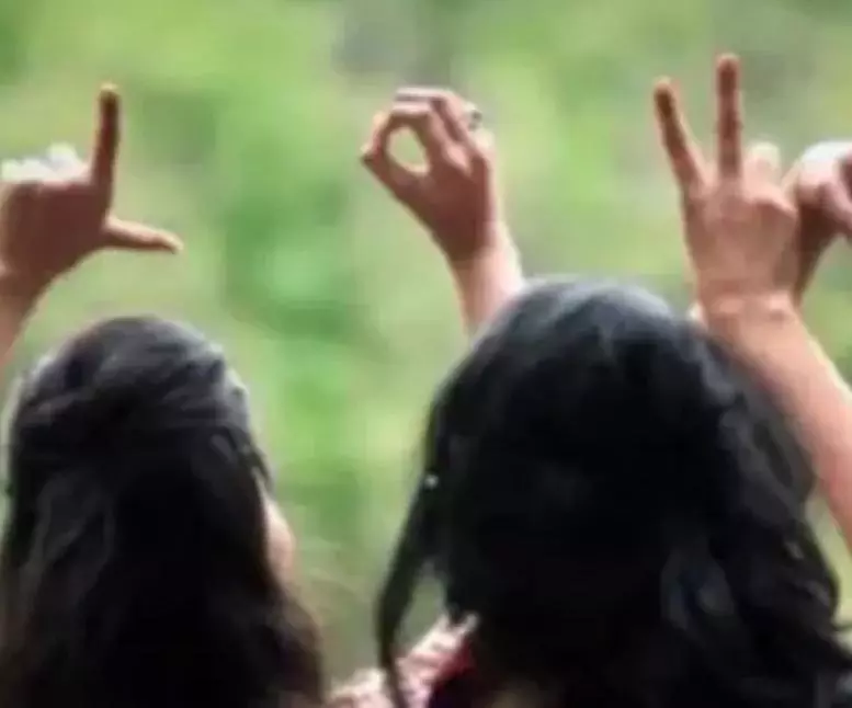 समलैंगिक प्रेम : दोनों लड़कियों को अलग करने में परिजन और पुलिस की कोशिशें फेल, करने जा रही शादी समलैंगिक प्रेम : दोनों लड़कियों को अलग करने में परिजन और पुलिस की कोशिशें फेल, करने जा रही शादी