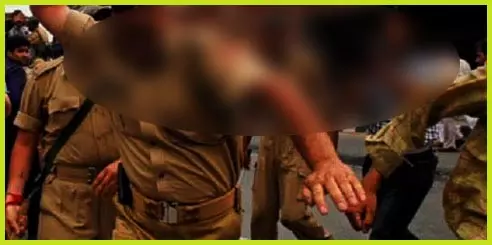 महिला डांसर पर टूट पड़े नशेबाज, पुलिस ने कार्यक्रम में भांजी लाठियां महिला डांसर पर टूट पड़े नशेबाज, पुलिस ने कार्यक्रम में भांजी लाठियां