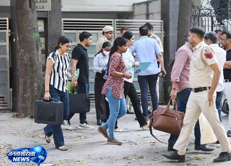 Delhi पुलिस ने IRS बेटी के रेप-मर्डर केस में क्राइम सीन को रीक्रिएट किया Delhi पुलिस ने IRS बेटी के रेप-मर्डर केस में क्राइम सीन को रीक्रिएट किया