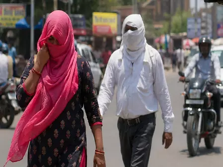 राजस्थान में भीषण गर्मी: बाड़मेर और जैसलमेर में तापमान 46 डिग्री तक पहुंचा राजस्थान में भीषण गर्मी: बाड़मेर और जैसलमेर में तापमान 46 डिग्री तक पहुंचा