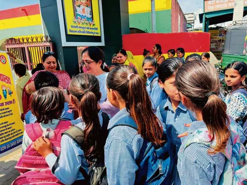 Karnal सरकारी स्कूलों में एनरोलमेंट में गिरावट, टीचर्स ने कोशिशें तेज़ कीं Karnal सरकारी स्कूलों में एनरोलमेंट में गिरावट, टीचर्स ने कोशिशें तेज़ कीं